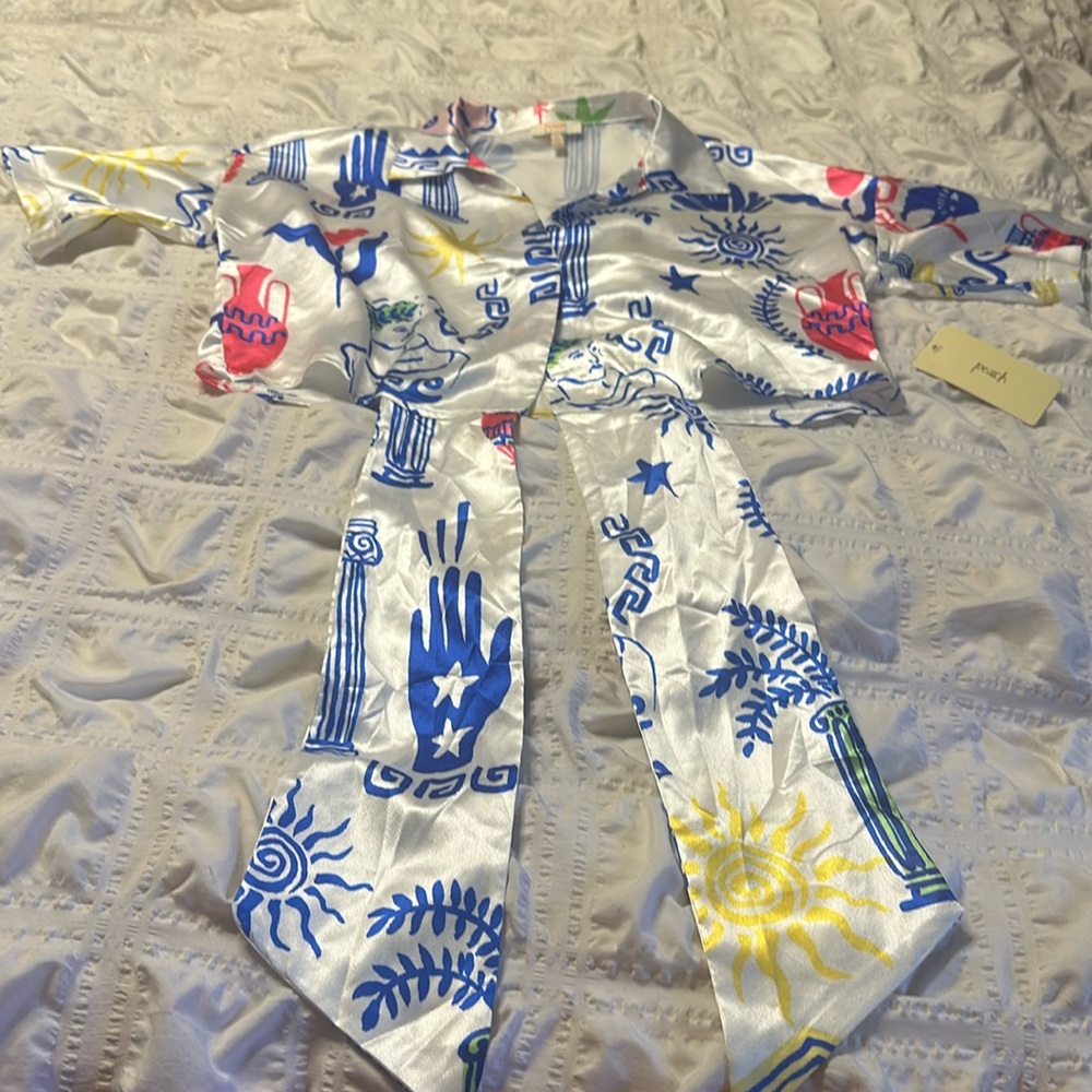 beautiful top Greek style  size large but fits like a medium